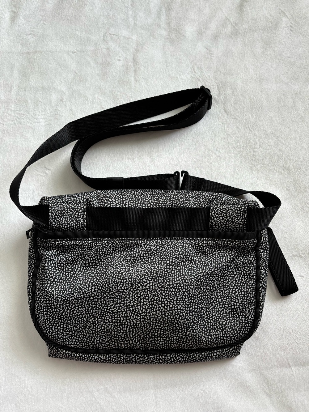 Lululemon Go Lightly Belt Bag Chakra Print Alpine White Black EUC - Picture 2 of 14